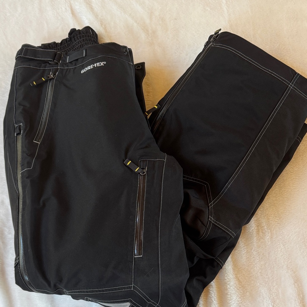 GORE-TEX Men's Black Outdoor Cargo Pants